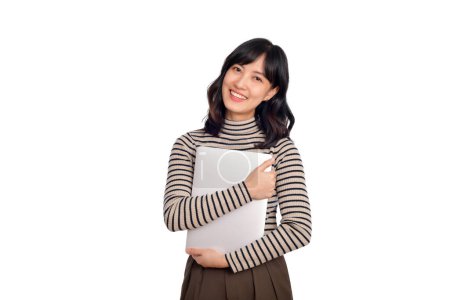 Téléchargez les photos : Belle jeune femme asiatique sur des vêtements de pull tenant ordinateur portable PC et regardant la caméra avec sourire visage, sur fond blanc - en image libre de droit