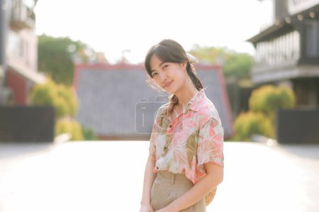 Téléchargez les photos : Portrait belle jeune femme asiatique en voyage vacances d'été en Thaïlande. Jeune hipster femelle tourisme touristique été destination urbaine Bangkok. Asie concept de tourisme d'été. - en image libre de droit