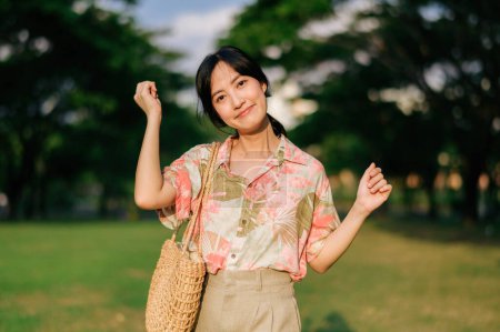Téléchargez les photos : Portrait belle jeune femme asiatique en voyage vacances d'été en Thaïlande. Jeune hipster femelle tourisme touristique été destination urbaine Bangkok. Asie concept de tourisme d'été. - en image libre de droit