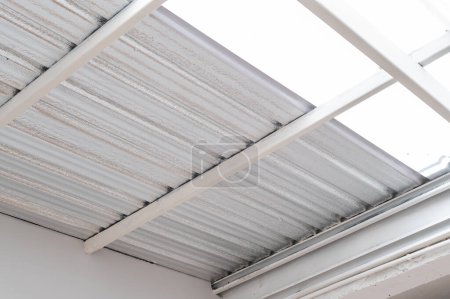 Téléchargez les photos : Isolation de toit métallique de qualité industrielle. feuille résistante à la chaleur offre une protection thermique et l'efficacité énergétique. design ondulé et texture argentée ajoutent une touche moderne et abstraite à la construction. - en image libre de droit