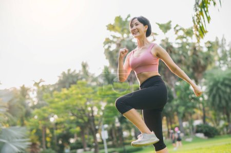 Téléchargez les photos : Force joggeuse féminine, ajustement 30s jeune femme asiatique portant des vêtements de sport rose, montrant un corps puissant dans le parc. mode de vie sain en plein air fille coureuse de fitness, au coucher du soleil. concept de bien-être et bien-être. - en image libre de droit