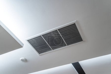 Foto de Acondicionador de aire tipo casete montado en el techo - Imagen libre de derechos