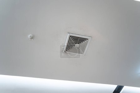 Foto de Acondicionador de aire tipo casete montado en el techo - Imagen libre de derechos