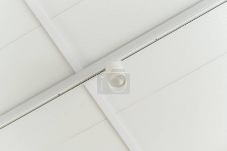 Téléchargez les photos : Les projecteurs de plafond blancs créent une ambiance lumineuse et élégante. Parfait pour les couloirs, les appartements ou la maison, le design élégant et l'ampoule LED offrent un éclairage optimal. Améliorer l'intérieur avec un charme minimaliste. - en image libre de droit