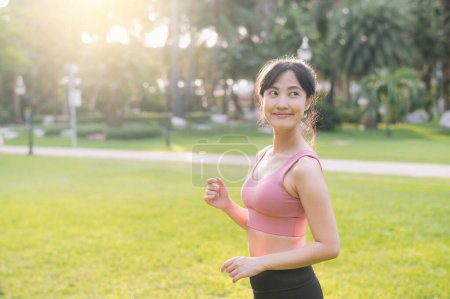 Foto de Experimenta la alegría del bienestar viviendo como una mujer asiática feliz y hermosa de 30 años en un parque al atardecer. - Imagen libre de derechos