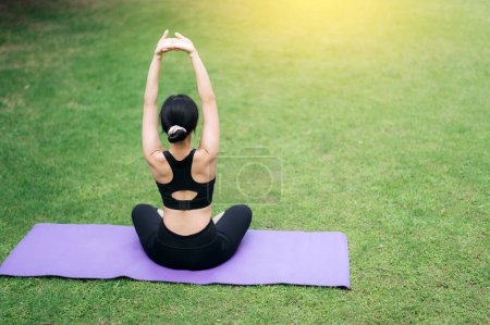 Téléchargez les photos : Portrait fit jeune femme asiatique en vêtements de sport rose avec tapis de yoga. étirement des muscles dans le parc. Adoptez le bien-être avec le yoga et l'exercice en plein air. trouve l'équilibre et la joie parmi la beauté de la nature. - en image libre de droit