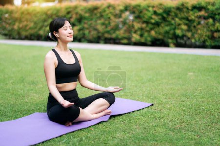 Téléchargez les photos : Yoga Harmony, jeune femme trouve la sérénité dans le paradis vert, pratiquant les asanas et la méditation au milieu de la beauté de la nature. - en image libre de droit