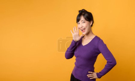 Téléchargez les photos : Portrait jeune belle 30s asiatique femme heureux sourire habillé en - en image libre de droit