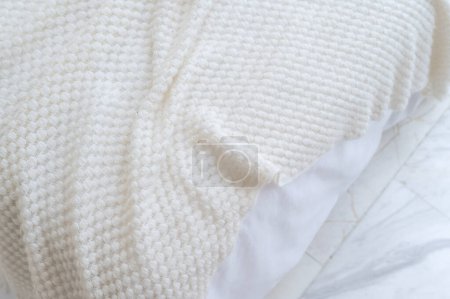 Foto de Closeup white bed sheet with weave texture. - Imagen libre de derechos