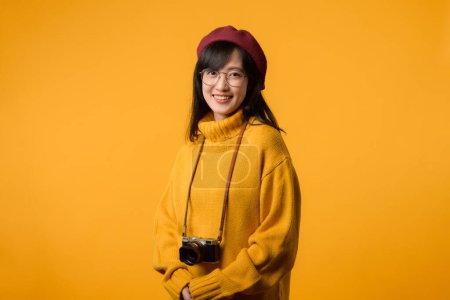 Una fotógrafa profesional, esta joven asiática, en su suéter amarillo y boina roja, captura momentos con su cámara, añadiendo un toque de elegancia francesa.