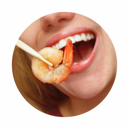 Téléchargez les photos : Cercle sur fond blanc. La bouche d'une femme et une crevette. - en image libre de droit