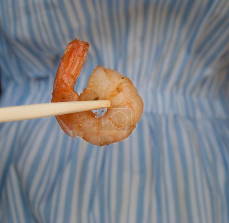 Téléchargez les photos : Crevettes grillées avec baguettes d'entraînement - en image libre de droit