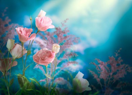 Fantasie Eustoma Blumen wachsen in verzauberten märchenhaften verträumten Garten mit fabelhaften märchenhaften blühenden zarten Rosen in frühen magischen Morgen auf geheimnisvollen blumigen blauen Hintergrund mit Sonnenstrahlen in der Morgendämmerung.