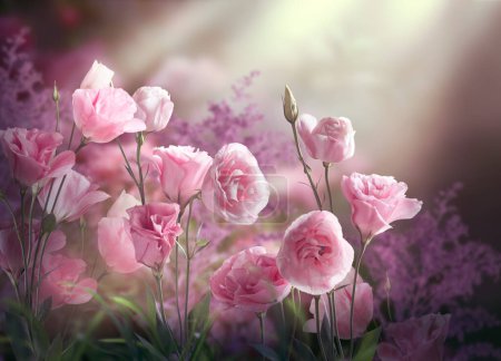 Fantasie Eustoma-Blumen wachsen in verzauberten märchenhaften verträumten Garten mit märchenhaft blühenden zarten Rosen in magischem Licht auf geheimnisvollem floralen Hintergrund mit leuchtenden Strahlen.