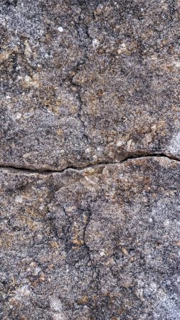 Téléchargez les photos : La texture de pierre de la vieille pierre ou roche dans les montagnes - en image libre de droit