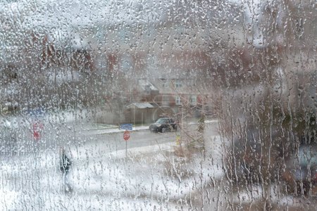 Foto de Una tormenta de invierno causó que la lluvia y la nieve dibujaran un patrón en los cristales de las ventanas - Imagen libre de derechos