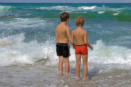 Jungen haben Angst, bei sinkendem Meeresspiegel aufs Meer zu gehen