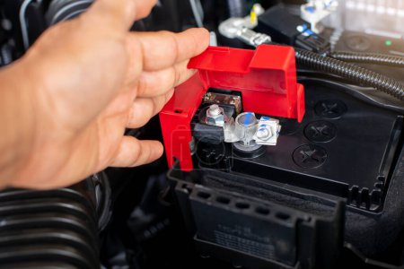 Selektiver Fokus zur Überprüfung und Wartung der Batterie im Auto mit sich selbst. Service und Wartung Auto oder Fahrzeug.