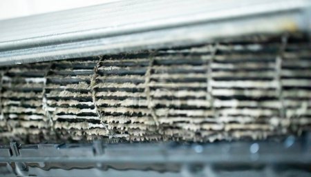 Concentration sélective sur le ventilateur centrifuge dans le climatiseur avec beaucoup de poussière à la maison ou au bureau.