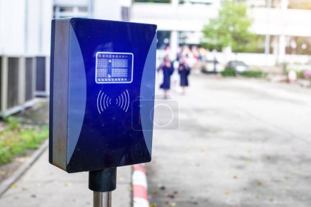 Mise au point sélective sur lecteur RFID pour système de barrière automatique. Parking et système de paiement automatique avec reconnaissance des plaques d'immatriculation. Concept RFID.
