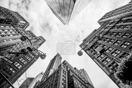 Téléchargez les photos : Manhattan street view with big buildings, New York, États-Unis. Noir et blanc. - en image libre de droit