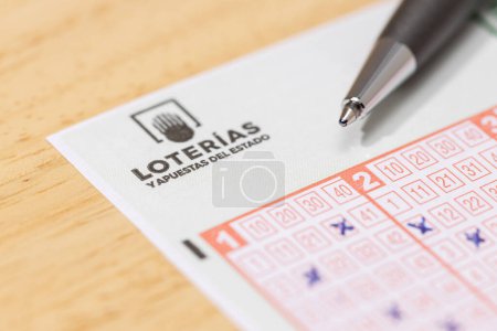 Foto de Galicia, España; 25 de octubre de 2022: Primer plano de un logotipo de Loterias y Apuestas del Estado en el billete de lotería - Imagen libre de derechos