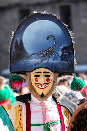 Foto de Santiago de Compostela, España; 07 de septiembre de 2019: Peliqueiro con su traje tradicional y máscara pintada a mano del carnaval de Laza, Galicia - Imagen libre de derechos
