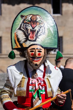 Foto de Santiago de Compostela, España; 07 de septiembre de 2019: Peliqueiro con su traje tradicional y máscara del carnaval de Laza, Galicia - Imagen libre de derechos
