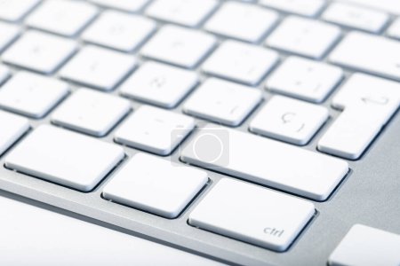Foto de Fondo de teclado de computadora moderna. Llaves de aluminio y blanco. Enfoque selectivo - Imagen libre de derechos