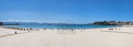 Téléchargez les photos : Plage de Silgar, Sanxenxo, Pontevedra, Espagne ; 15 juin 2023 : Vue panoramique de la plage de Silgar, Sanxenxo en été. Haute résolution - en image libre de droit