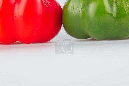 Téléchargez les photos : Paprika. Pepper isolated on white and gray background. Red and green pepper. With trajectory clipping. Close-up macro photo - en image libre de droit