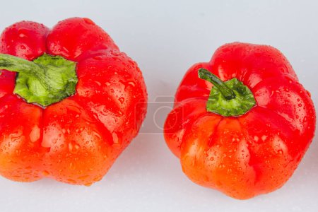 Foto de Red fresh bell pepper, paprika isolated with water drops on white background. Fresh ripe colorful bell pepper as a background, close up - Imagen libre de derechos