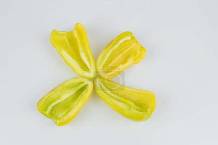 Foto de Sliced green sweet pepper isolated on white background. Cutting contour. View from above - Imagen libre de derechos