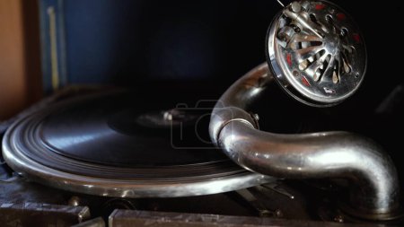 Téléchargez les photos : Un vieux gramophone joue un disque musical sur un disque vinyle. phonorecord à l'ancienne close-up 4k. - en image libre de droit