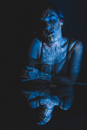 Téléchargez les photos : Femme mannequin en néon, portrait d'un beau mannequin au maquillage fluorescent, design artistique. Cosplay pour le film Avatar. La fille est un avatar - en image libre de droit
