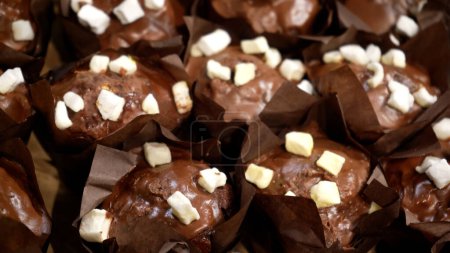 Téléchargez les photos : Des muffins sains fraîchement cuits sur le comptoir du magasin. Shopping à l'épicerie. Concept de vente alimentaire - en image libre de droit