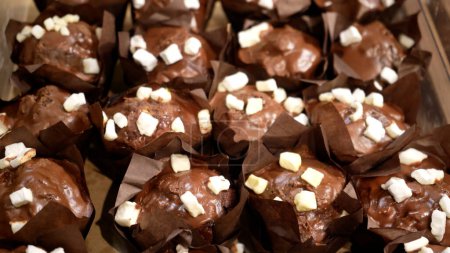 Téléchargez les photos : Des muffins sains fraîchement cuits sur le comptoir du magasin. Shopping à l'épicerie. Concept de vente alimentaire - en image libre de droit