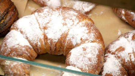 Téléchargez les photos : Rangées de rouleaux de pain fraîchement cuits chauds exposés dans le stand de boulangerie à l'épicerie locale - en image libre de droit