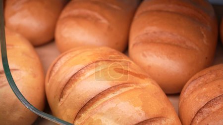 Téléchargez les photos : Du pain frais sur les étagères de la boulangerie du supermarché. Shopping à l'épicerie. Concept de vente d'aliments - en image libre de droit