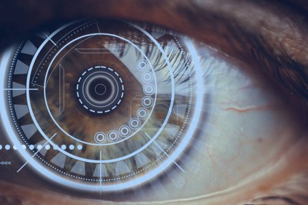Nahaufnahme eines männlichen Auges mit visuellen Effekten. Das Konzept eines Sensors, der dem menschlichen Auge implantiert wird. Unternehmen, Computer, Cyberspace