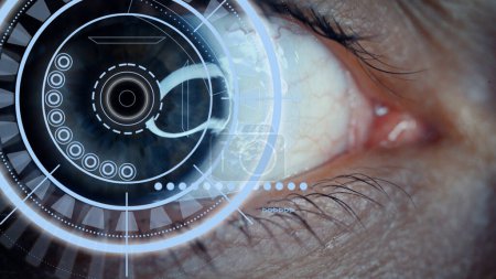 Foto de Primer plano de un ojo masculino con efectos visuales. El concepto de un sensor implantado en el ojo humano. Negocio, ordenador, ciberespacio - Imagen libre de derechos