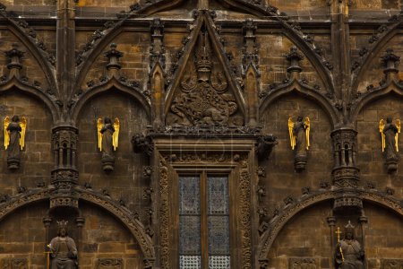Téléchargez les photos : Prague. 05.10.019 : La cathédrale métropolitaine de Saint-Vitus, Venceslas et Adalbert est une cathédrale catholique romaine avec des vitraux médiévaux spectaculaires. Détails des fenêtres dans le style gothique close-up. Architecture rare - en image libre de droit