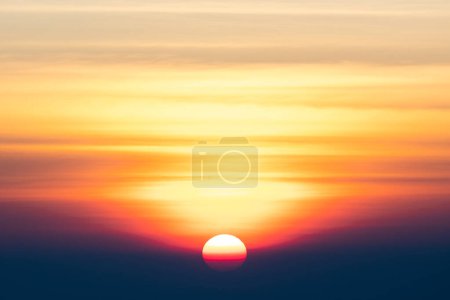 Foto de Salida del sol y puesta del sol cielo con la nube en un día nublado. - Imagen libre de derechos