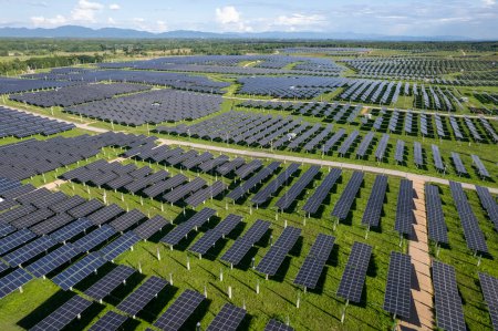 Luftaufnahme von Sonnenkollektoren, Photovoltaik, alternativer Stromquelle