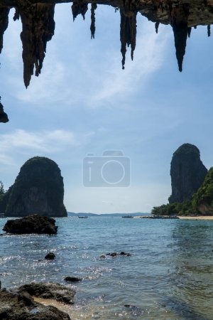 Foto de Famosa cueva Phranang en Raylay Railay Beach Krabi Tailandia - Imagen libre de derechos