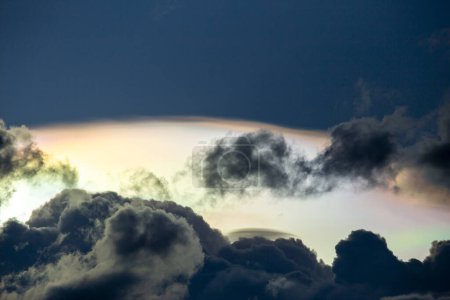 Foto de Colorido cielo dramático con nube al atardecer - Imagen libre de derechos