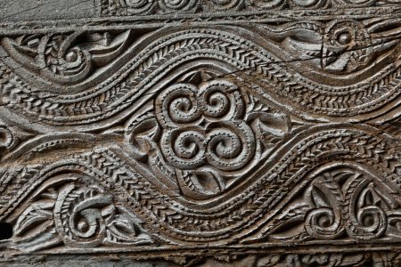 Foto de Detalle de ornamentación y talla en relieve en la madera de un ataúd en el lugar de enterramiento de la Tana Toraja, Tampang Allo, Sulawesi, Indonesia - Imagen libre de derechos