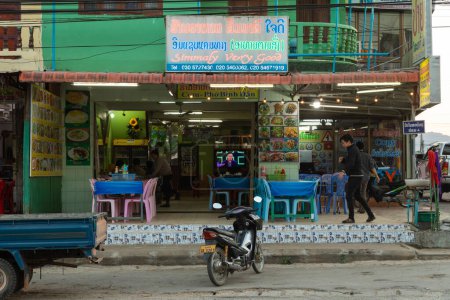 Foto de Phonsavan, Laos - 13 de diciembre de 2019: Gente en un restaurante típico de comida popular en la ciudad de Phonsavan, Laos, sudeste asiático - Imagen libre de derechos