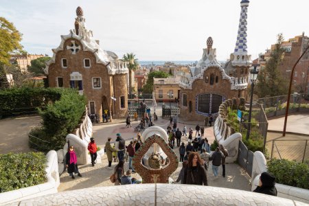 Foto de Barcelona, Spain - 09 Jan, 2022: Entrance area to Barcelona's Park Guell, with tourists and people taking pictures in the Dragon Staircase area - Imagen libre de derechos
