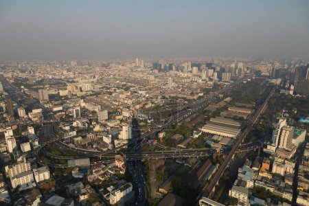 Téléchargez les photos : Panoramic view of Bangkok, its districts, neighborhoods and streets, crisscrossed by highways full of traffic and vehicles - en image libre de droit